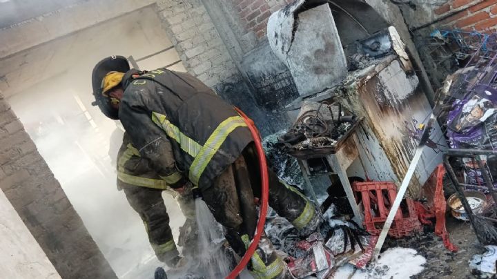 Fuerte incendio consume segundo piso de vivienda en la alcaldía Álvaro Obregón