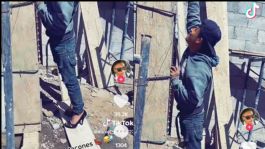 Foto que representa a FOTO: Al no tener una escalera para trabajar, albañil hace lo impensable y se vuelve viral