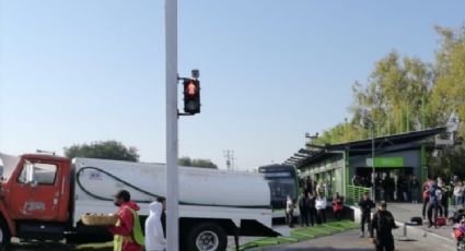 Pipa se impacta contra estación del Mexibús en Ecatepec y provoca caos vehicular