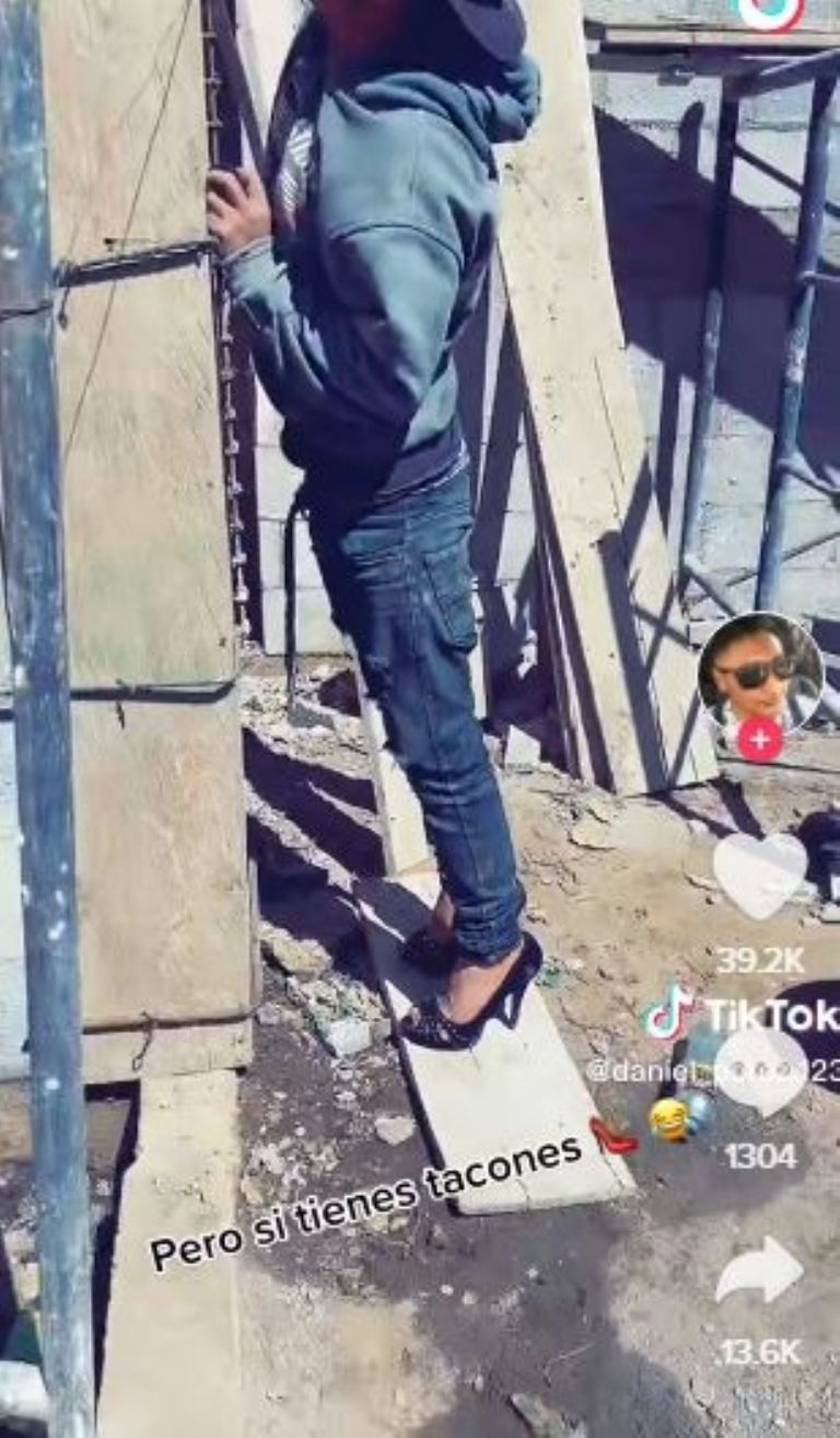 Albañil utiliza tacones