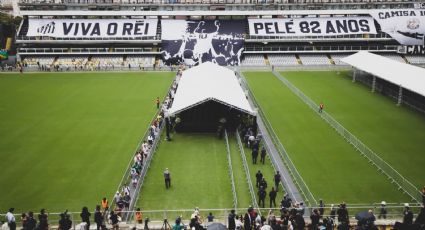 Fotos: Así se despiden los brasileños en el funeral de Pelé en el estadio Vila Belmiro