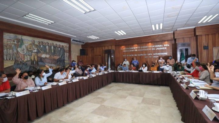 VIDEO: 2 intrusos caen del techo en plena sesión del Cabildo de Acapulco; provocan tremendo susto