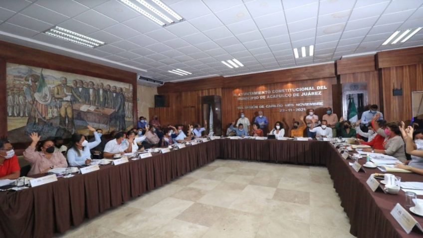 VIDEO: 2 intrusos caen del techo en plena sesión del Cabildo de Acapulco; provocan tremendo susto