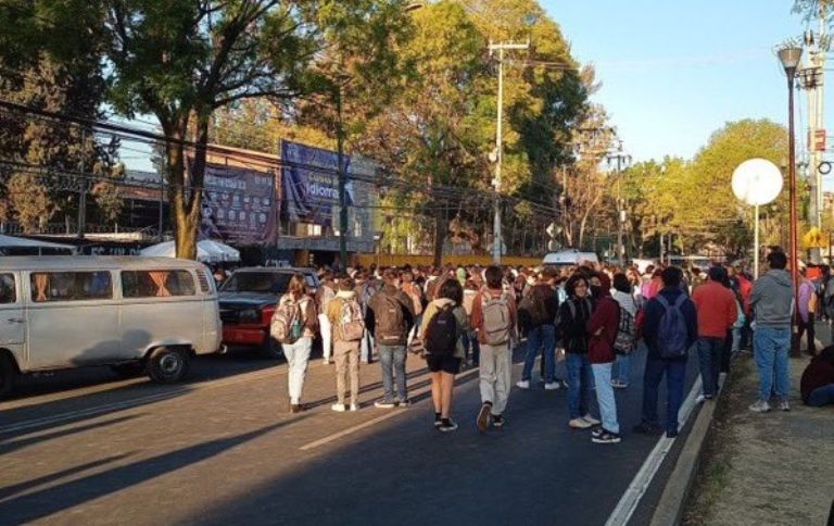 Las instalaciones de la Prepa 5 de la UNAM fueron tomadas por encapuchados. Foto: Twitter