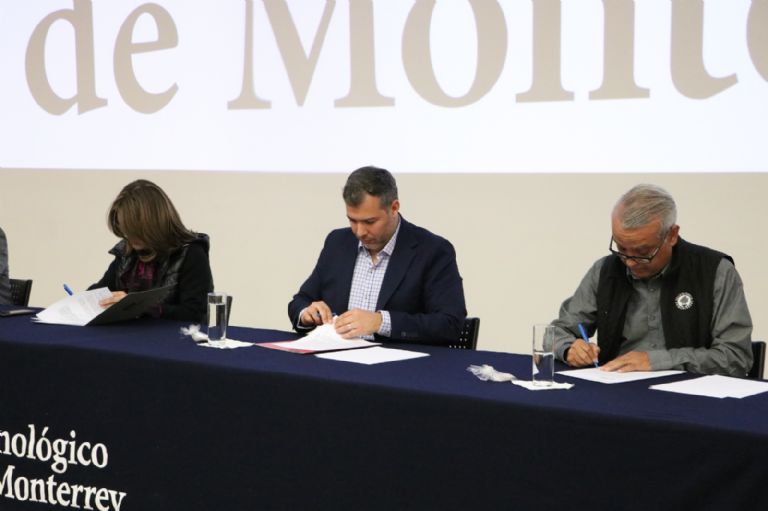 El momento de la firma de los documentos de colaboración