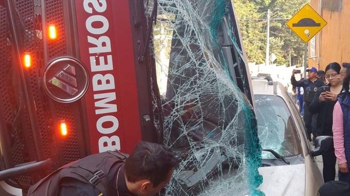 Camión de Bomberos se vuelca en la alcaldía  Magdalena Contreras; Hay 3 lesionados