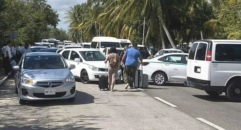 Se desata violencia entre taxistas y choferes de aplicación en Cancún. Foto: Internet