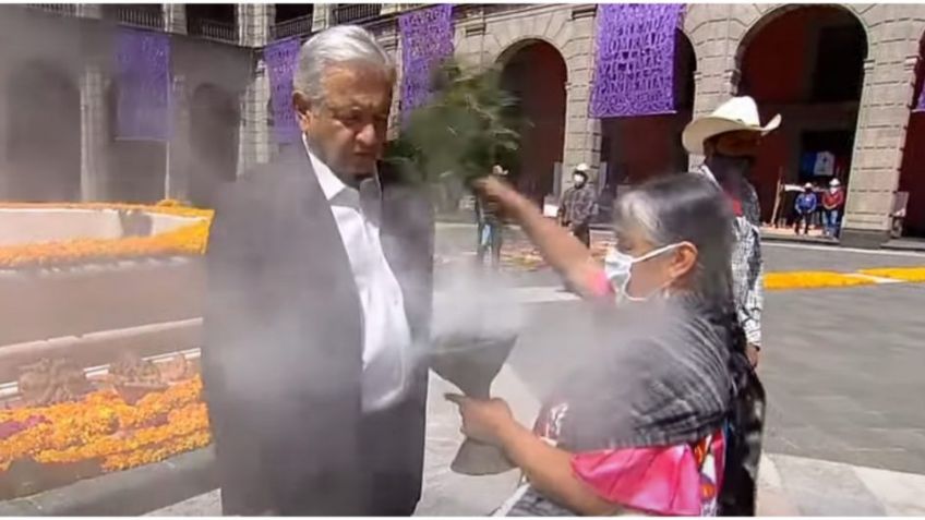 'Mañanera' de AMLO: López Obrador se burla y niega practicar santería en Palacio Nacional