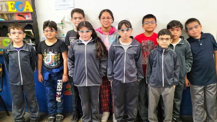 SEC entrega lentes graduados a mil 665 estudiantes de nivel básico de Guaymas