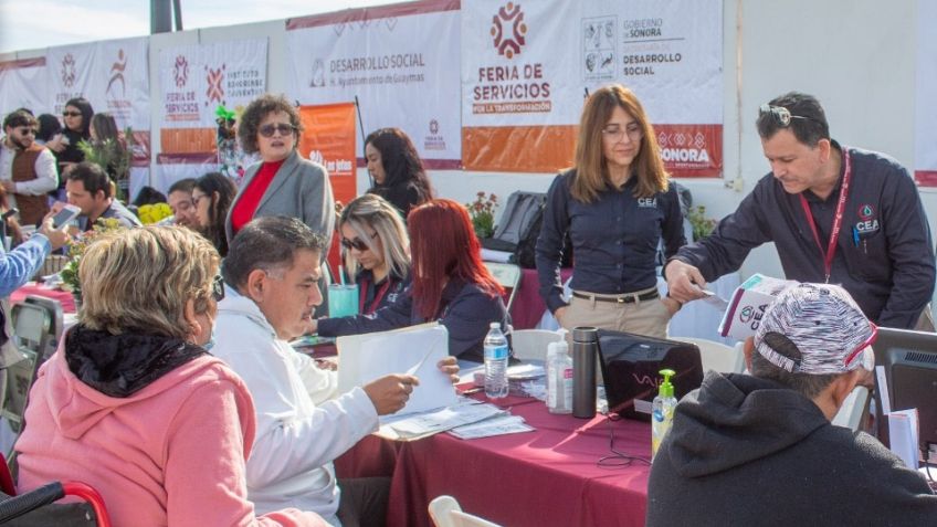 Ciudadanos acuden a la feria de servicios, celebrada en el malecón turístico de Guaymas