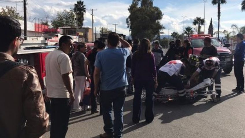 Por conducir a exceso de velocidad motociclista atropella a hombre y a su bebé