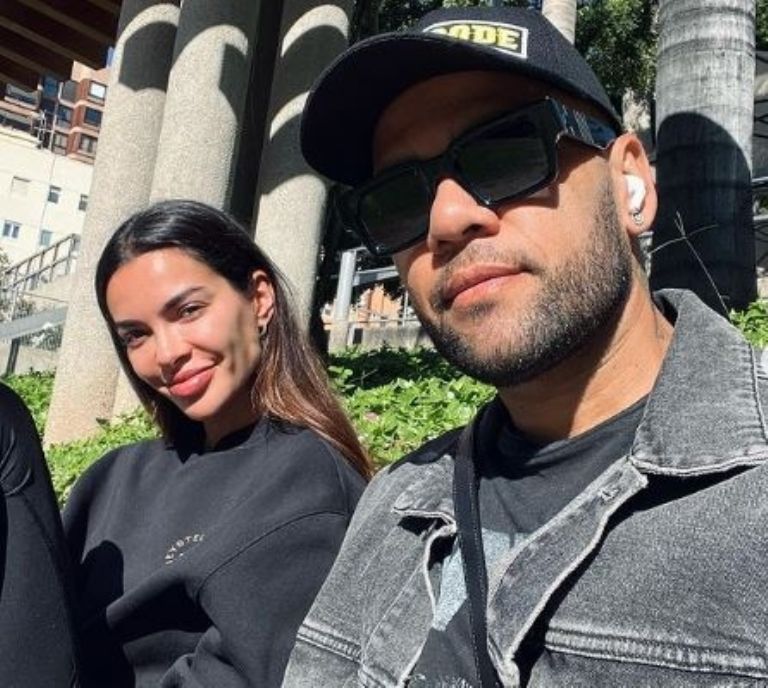 Joana Sanz Publica Primera Foto Junto a Dani Alves Tras su Liberación Provisional por Caso de Abuso Sexual