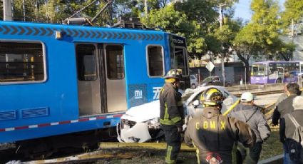 Trató de ganarle el paso: Vehículo queda destrozado tras impactar contra el tren ligero en CDMX