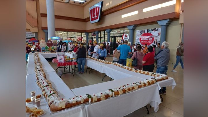 Tienda Ley 'El Vigia' de Guaymas realiza festejo a clientes con rosca en el 'Día de Reyes'