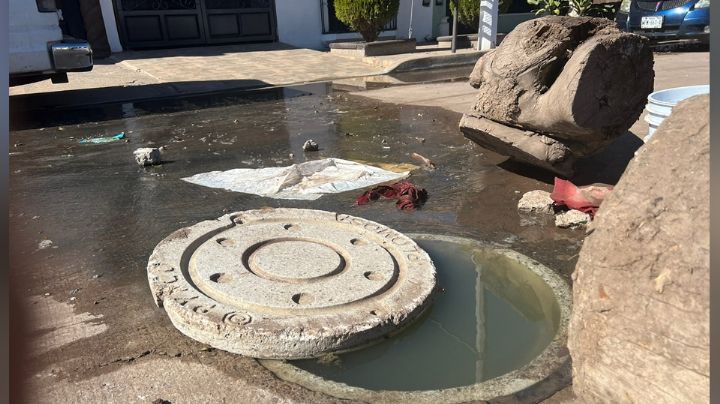 Cierran calle en la colonia Miravalle para exigir se atienda problema de aguas negras