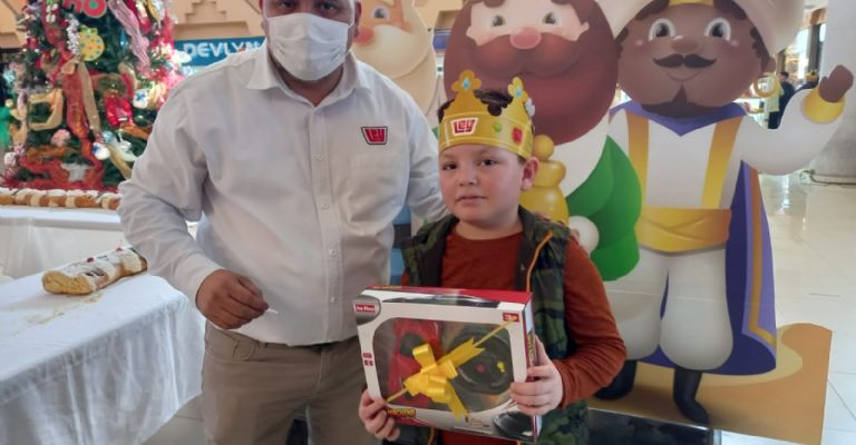 Tienda Ley 'El Vigia' de Guaymas realiza festejo a clientes con rosca en el 'Día de Reyes'