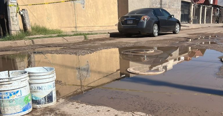 Cierran calle en la colonia Miravalle para exigir se atienda problema de aguas negras