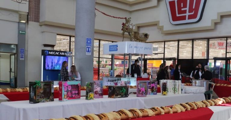 Casa Ley celebra 'Día de Reyes' con par de mega roscas