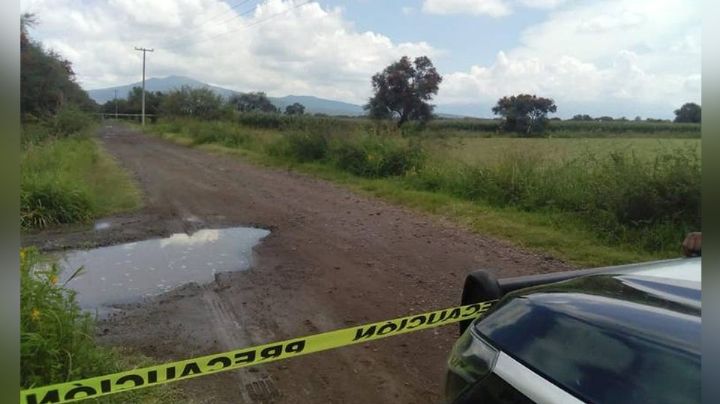 Desconocidos dejan a la orilla de una brecha el cadáver de un hombre en Guanajuato