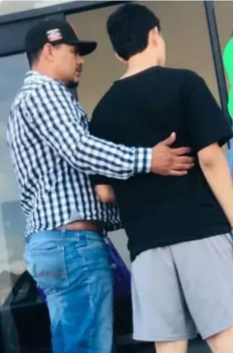 Padre entrega a su hijo a AMIC de Guaymas; sería agresor del Cbtis 40. Foto: Facebook