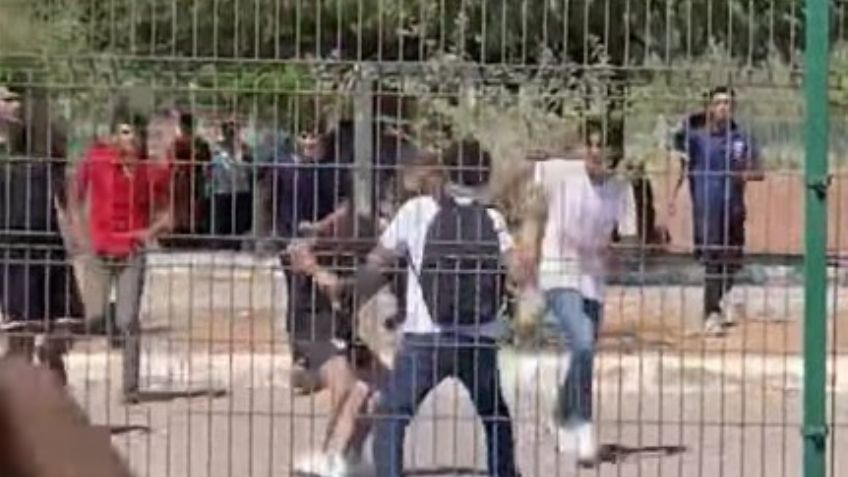 FOTO: Padre entrega a su propio hijo; habría participado en riña del Cbtis 40 en Guaymas