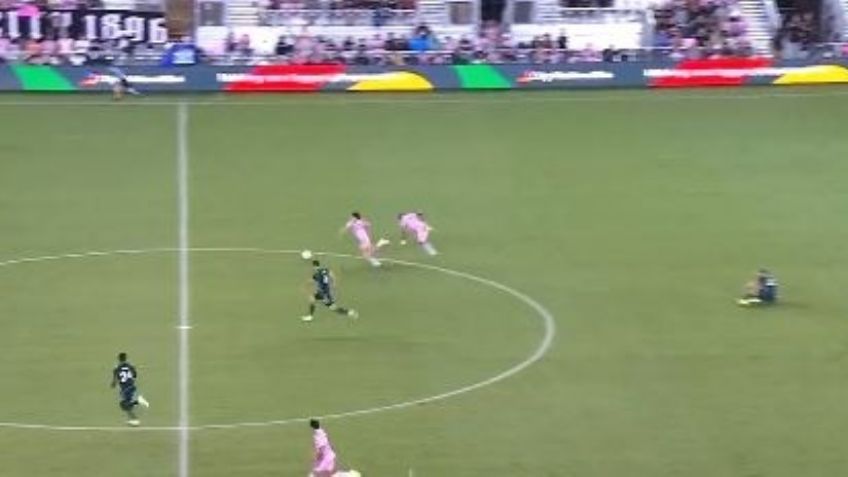 VIDEO: Compañeros de Messi chocan entre ellos y desperdician jugada prometedora