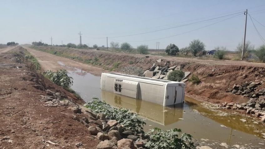 Autobús escolar termina al interior de un canal de riego en Navojoa