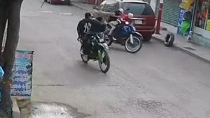 VIDEO: Motosicarios balean a dos hombres en Tláhuac y escapan a toda velocidad