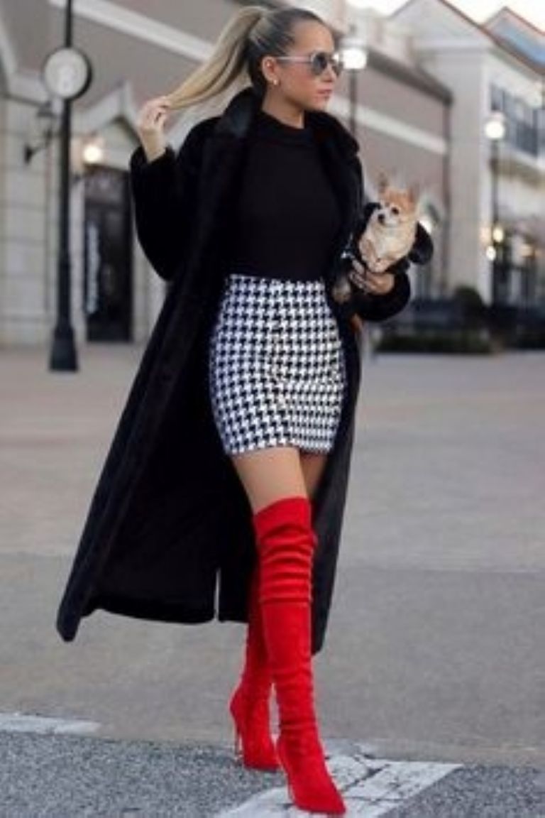 Las botas largas combinan perfecto con mini faldas