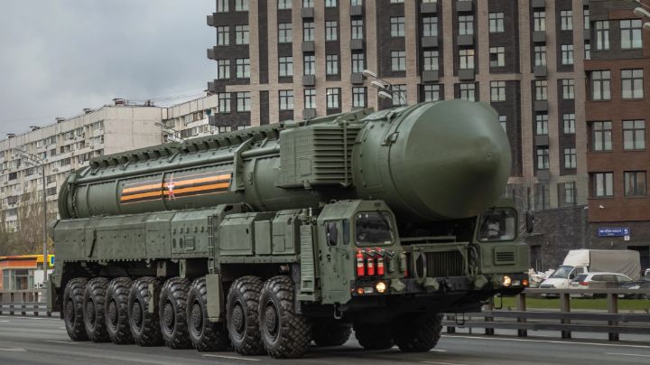 Ataque con misiles rusos mata a 2 personas y deja 1 herida en el sur de Ucrania; Rusia lo niega