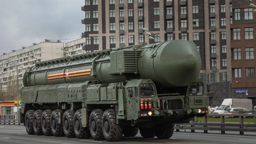 Ataque con misiles rusos mata a 2 personas y deja 1 herida en el sur de Ucrania; Rusia lo niega