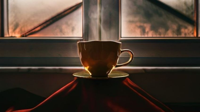 ¿Sabías que beber café puede volver amarillos tus dientes? Evítalo con este sencillo truco