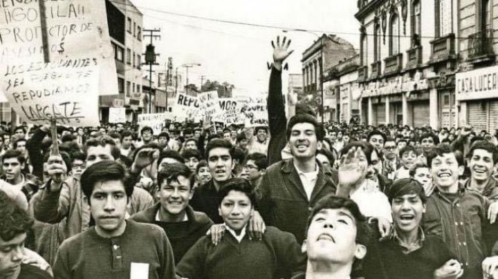 2 de Octubre: Esto paso durante la Matanza de Tlatelolco, en la Plaza de las tres Culturas