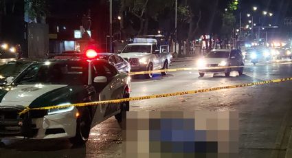 VIDEO: Motociclista muere tras arrollar a un ciclista y chocar contra árbol en Reforma