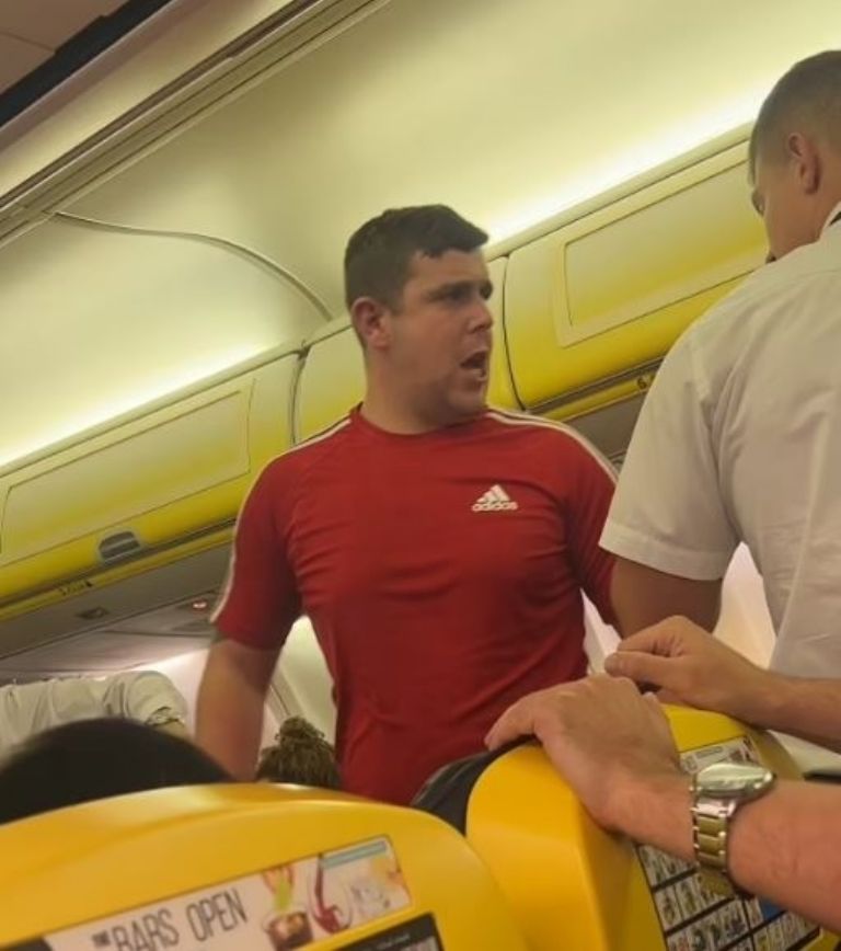 Pasajero agrede a miembros de la tripulación en vuelo de Manchester