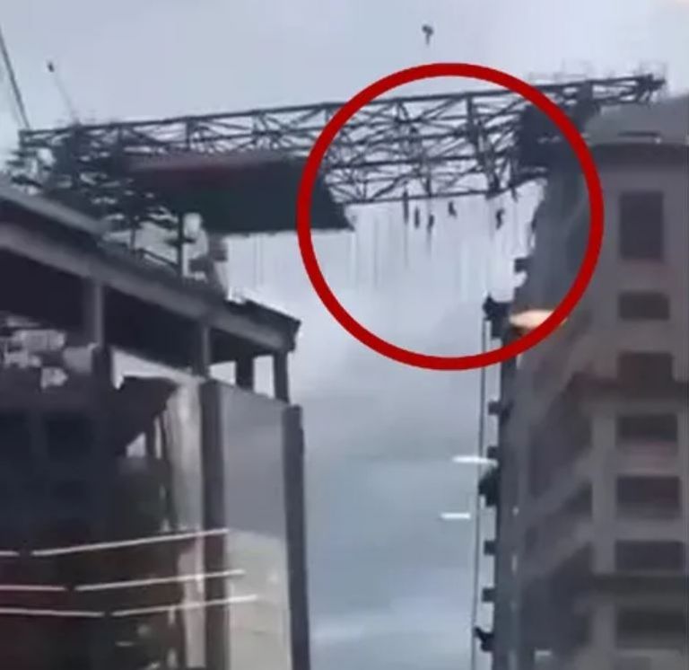 Obreros quedan colgados a una altura de 140 metros