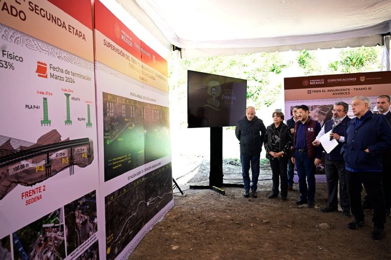 Delfina Gómez y AMLO supervisan tren 'El Insurgente'