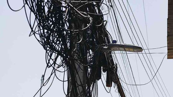 Retiran más de 200 kilómetros de 'telarañas' de cable en CDMX, anuncia Martí Batres