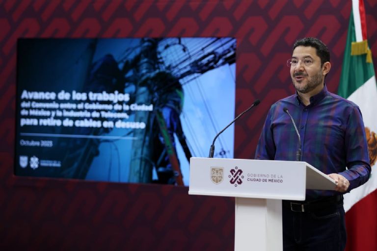 Retiran 'telarañas' de cable en CDMX