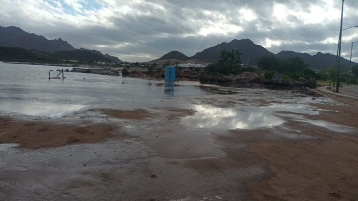 Playa Miramar de Guaymas amanece con marea alta, piden a visitantes extremar precauciones