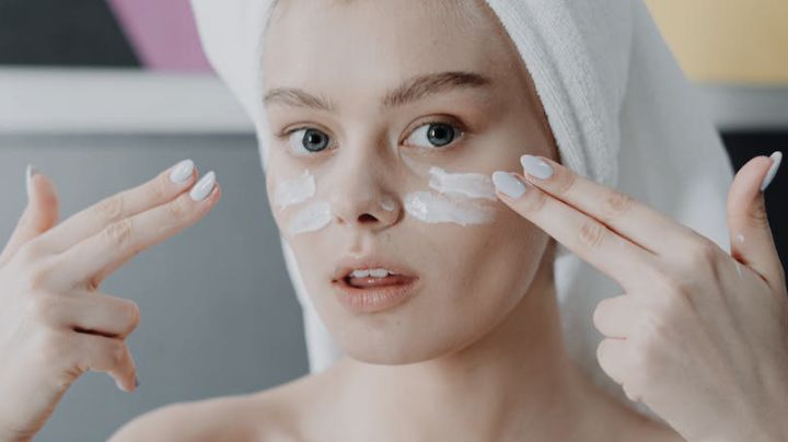 Señales de que tu rutina de 'skincare' daña tu piel más de lo que la beneficia; presta atención a tu piel