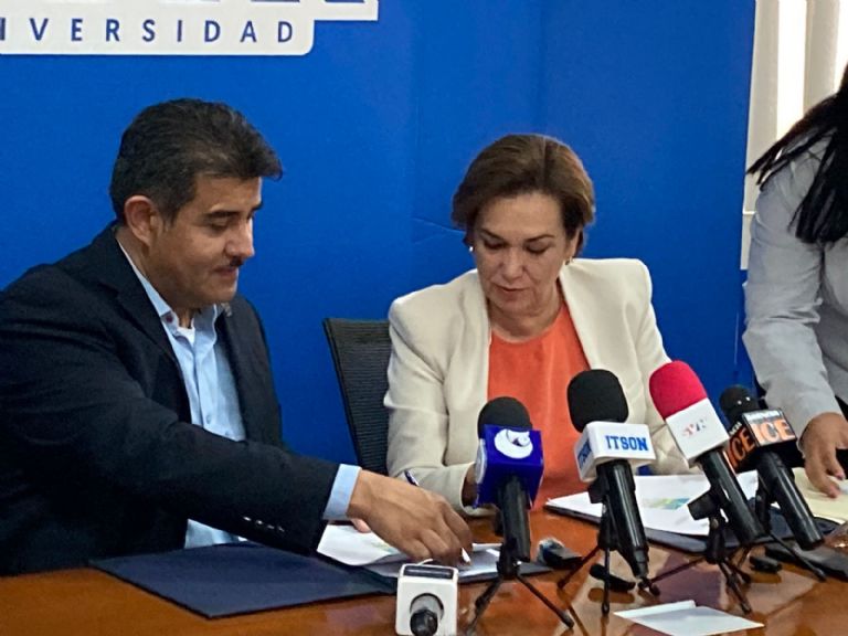 María Dolores del Río Sánchez y Jesús Hernández, en el Itson