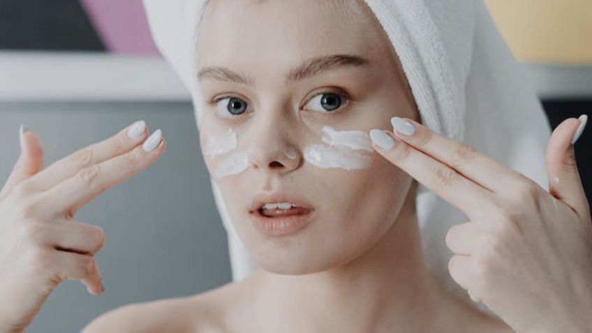 Señales de que tu rutina de 'skincare' daña tu piel más de lo que la beneficia; presta atención a tu piel
