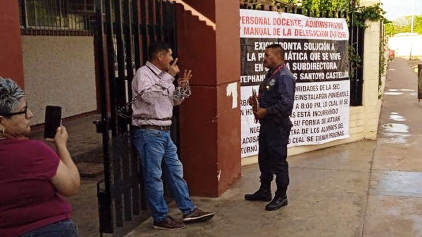  Maestro de la Secundaria Técnica 67 en Navojoa se encadena a la puerta del plantel