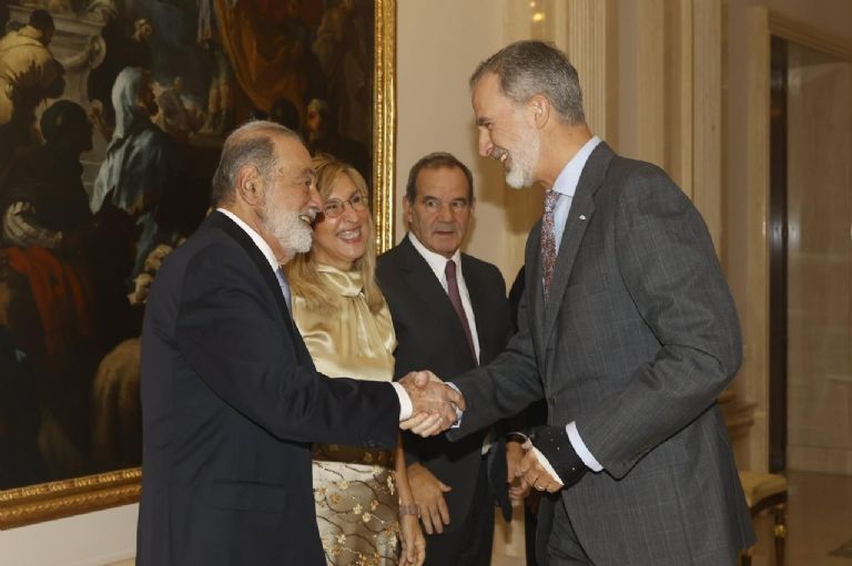 Rey felipe da reconocimiento a Carlos Slim
