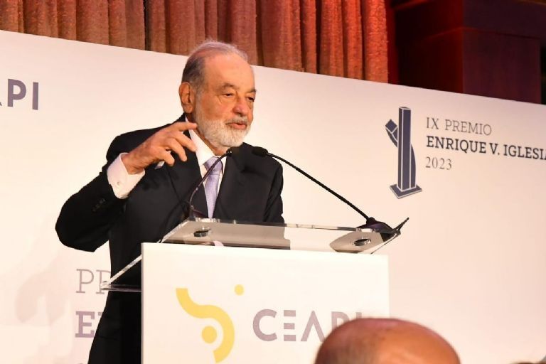 Rey felipe da reconocimiento a Carlos Slim