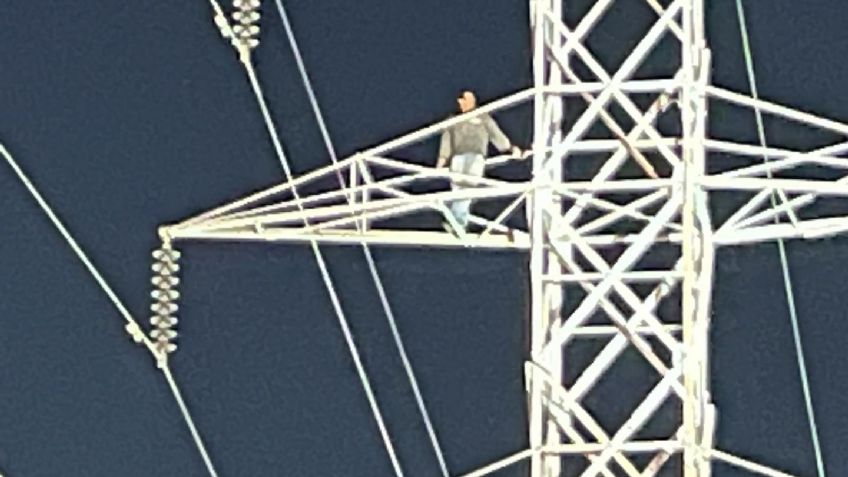 Código Rojo en Sonora: Masculino sube a torre y amenaza con lanzarse al vacío