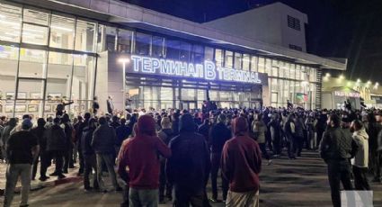 (VIDEO) Manifestantes violentos toman un aeropuerto en Rusia para linchar a pasajeros israelíes