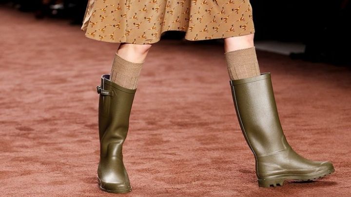Usa botas de goma en tu día a día; sigue estos tips para combinarlas sin cometer errores de moda