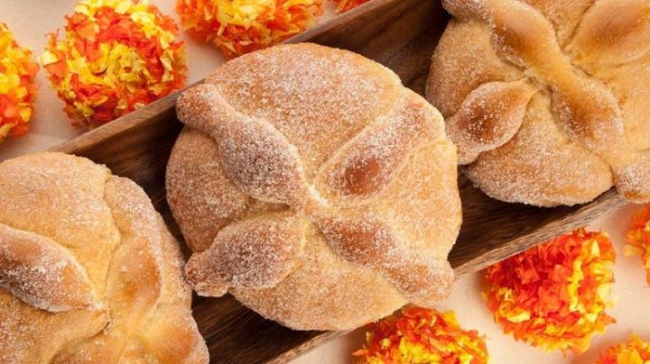 Receta fácil para preparar pan de muerto; acompaña este postre con un café o ponlo en tu ofrenda